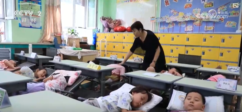 多地学校启用“可躺式”课桌椅(图1)