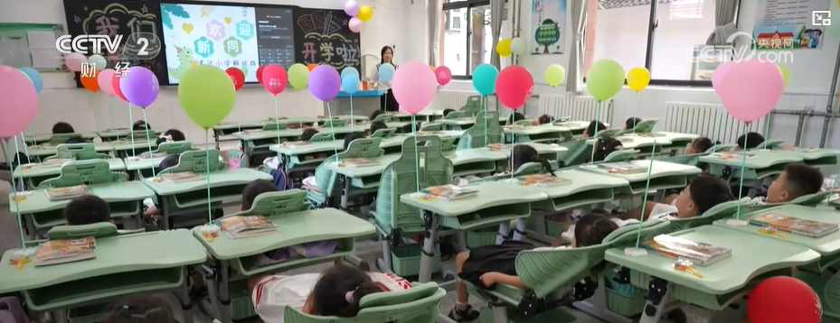 多地学校启用“可躺式”课桌椅(图2)