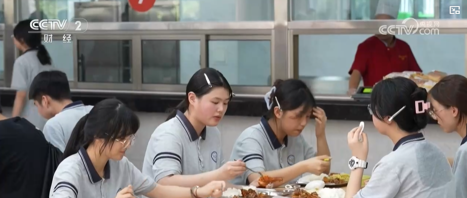 多地学校启用“可躺式”课桌椅(图3)