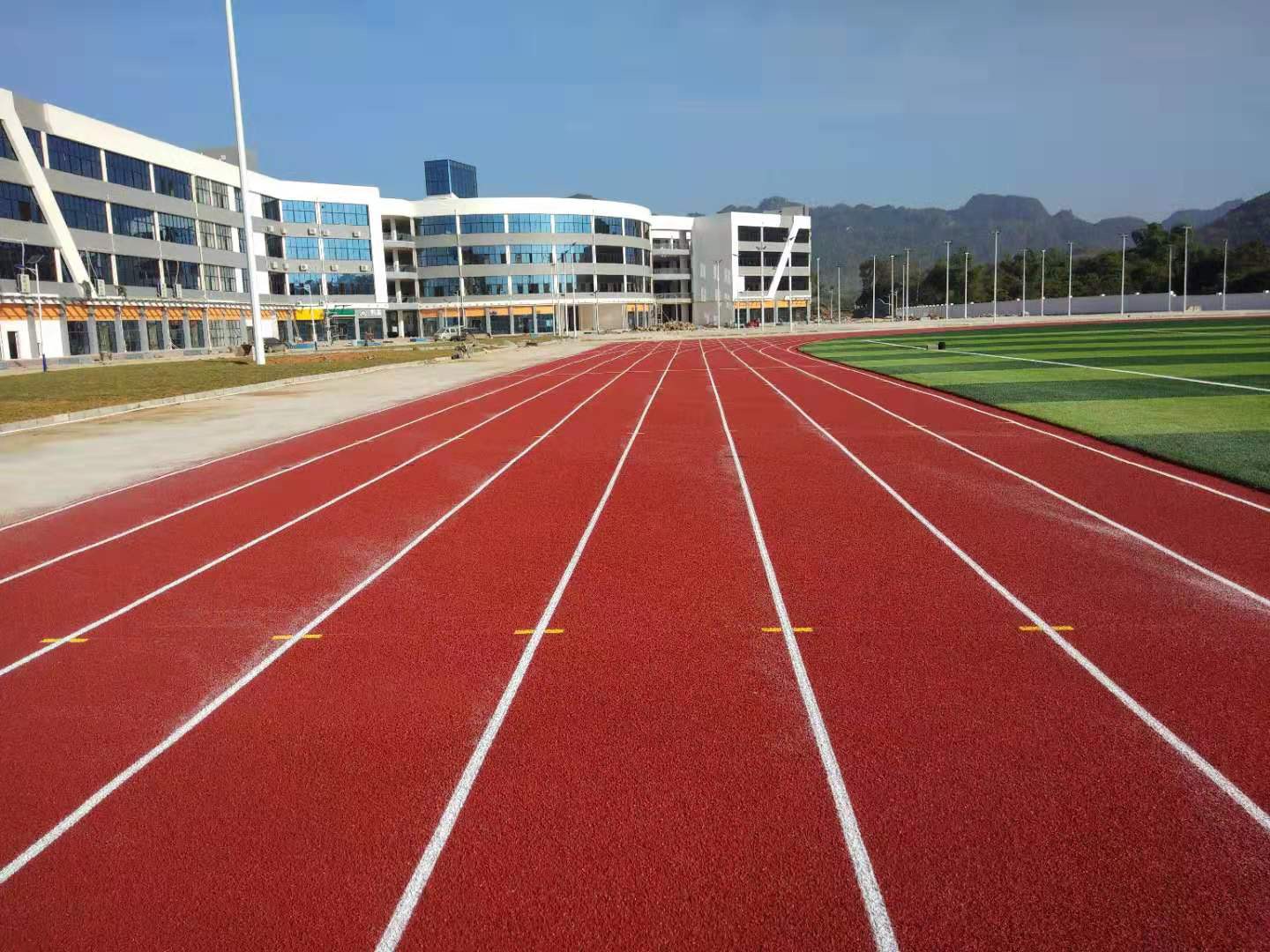 篮球场地面硅pu怎么做？篮球场硅pu施工步骤(图1)