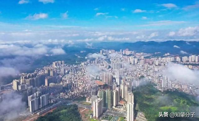 漂亮！广宁这8所学校的体育场地华丽“变身”(图1)