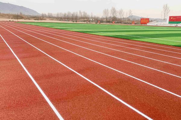 安全升级速度加倍！专业级防滑耐磨塑胶跑道为运动员保驾护航(图4)
