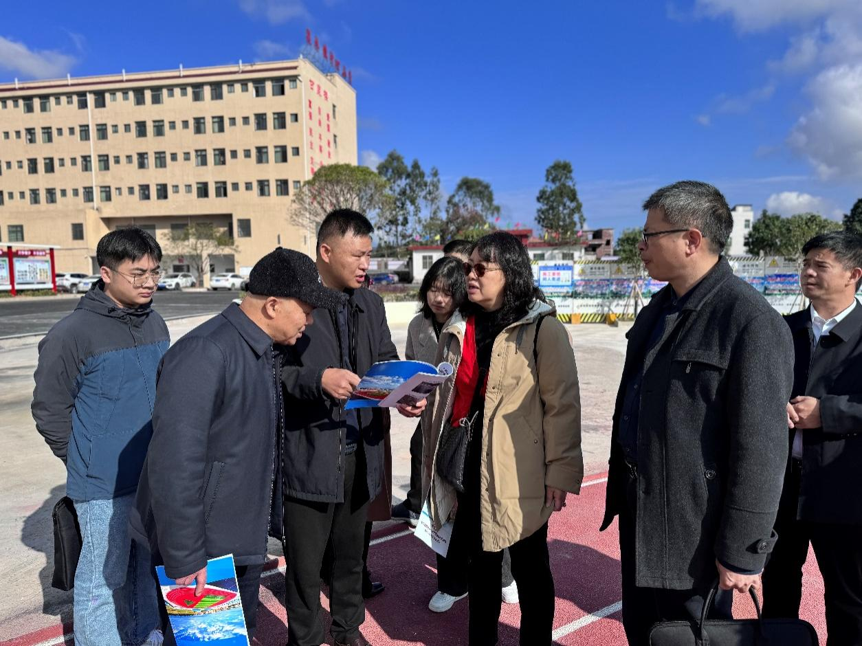 世行代表团专家赴汝城县泉水镇中心小学考察(图1)