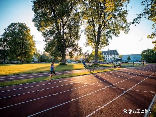 马路VS塑胶跑道：哪个更适合你？(图4)
