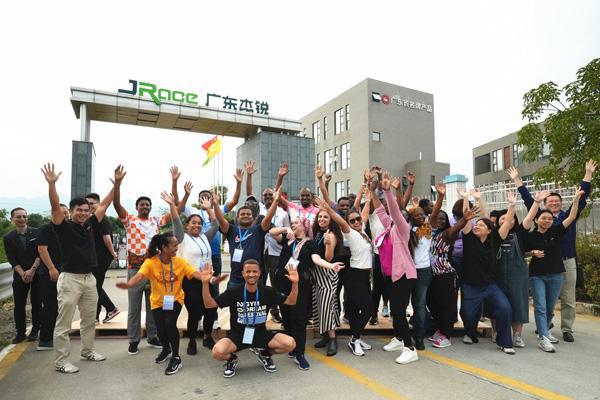 八国商务部外宾莅临杰锐生产基地(图1)