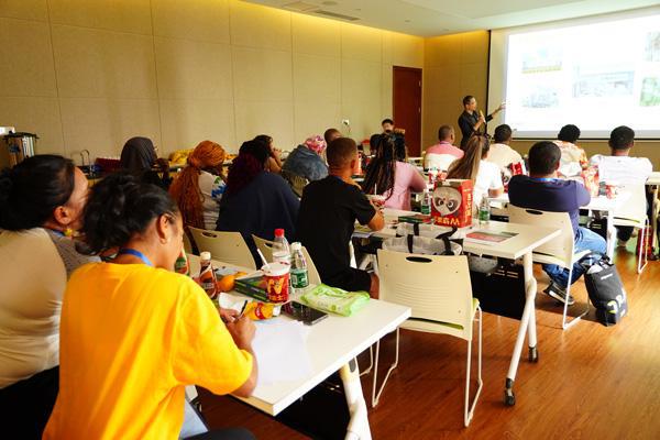 八国商务部外宾莅临杰锐生产基地(图2)