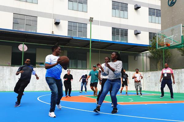 八国商务部外宾莅临杰锐生产基地(图3)