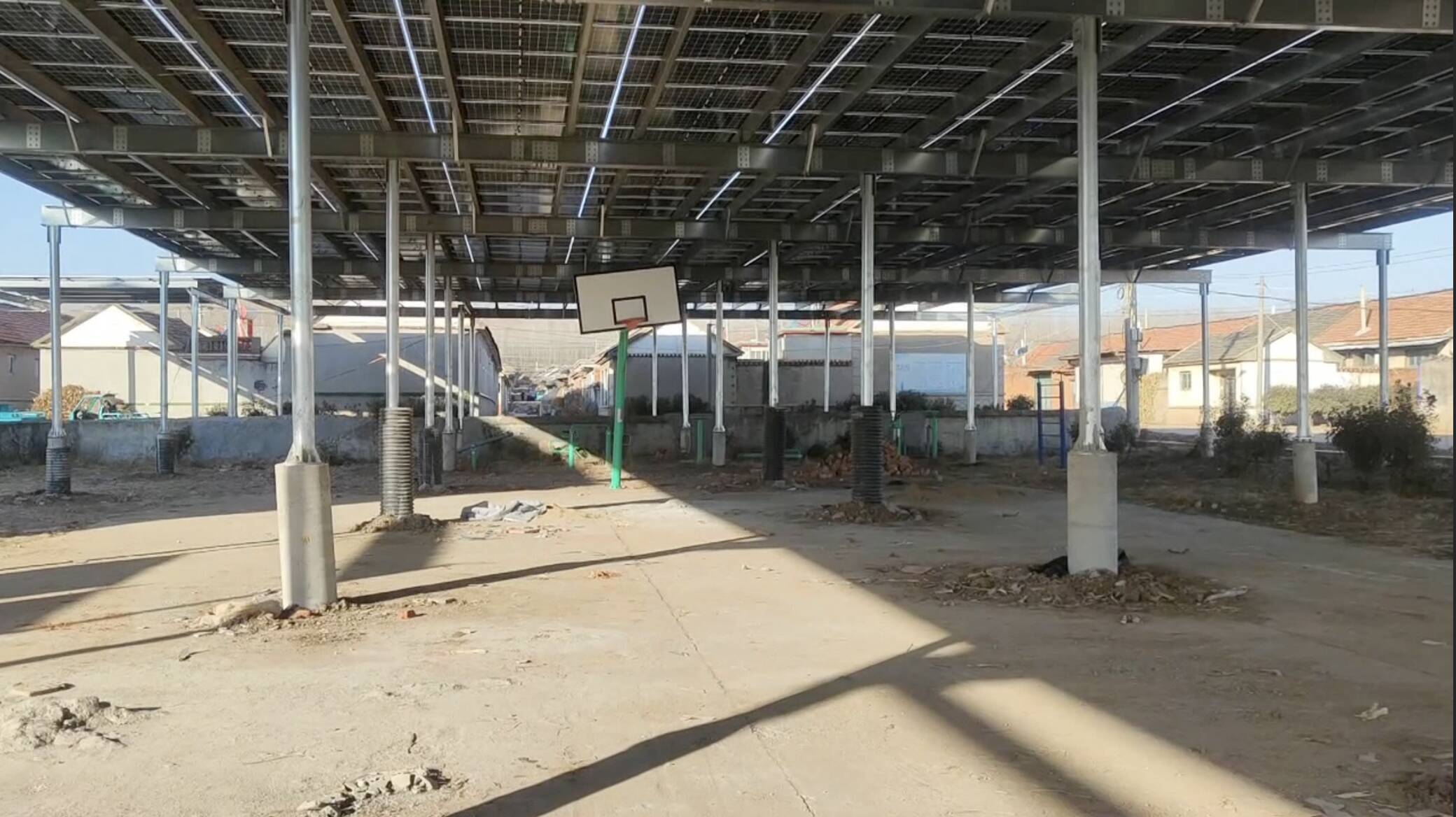 问政山东｜篮球场安装光伏板 日照：加强巡检 尽快建成新场地(图1)