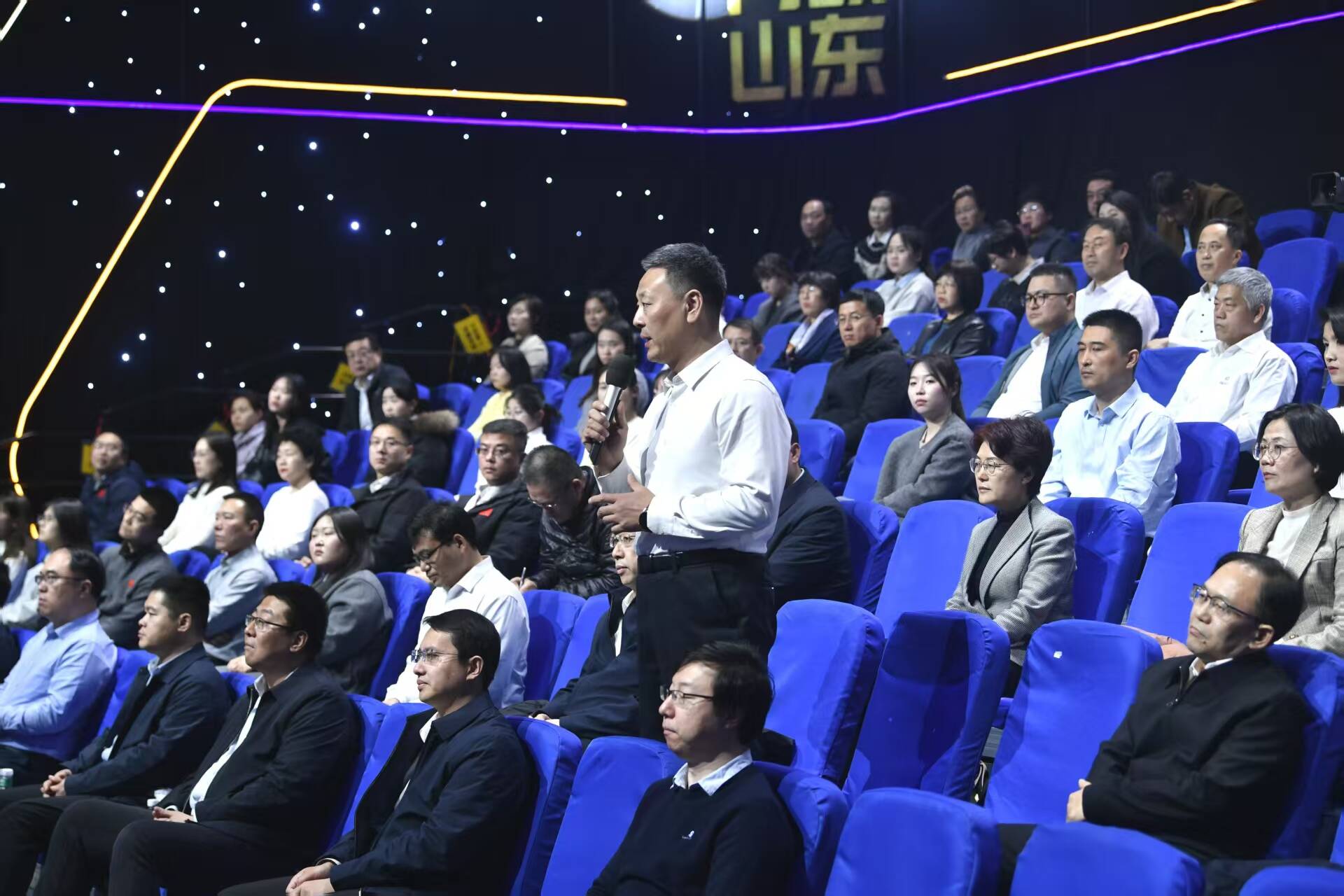 问政山东｜篮球场安装光伏板 日照：加强巡检 尽快建成新场地(图5)