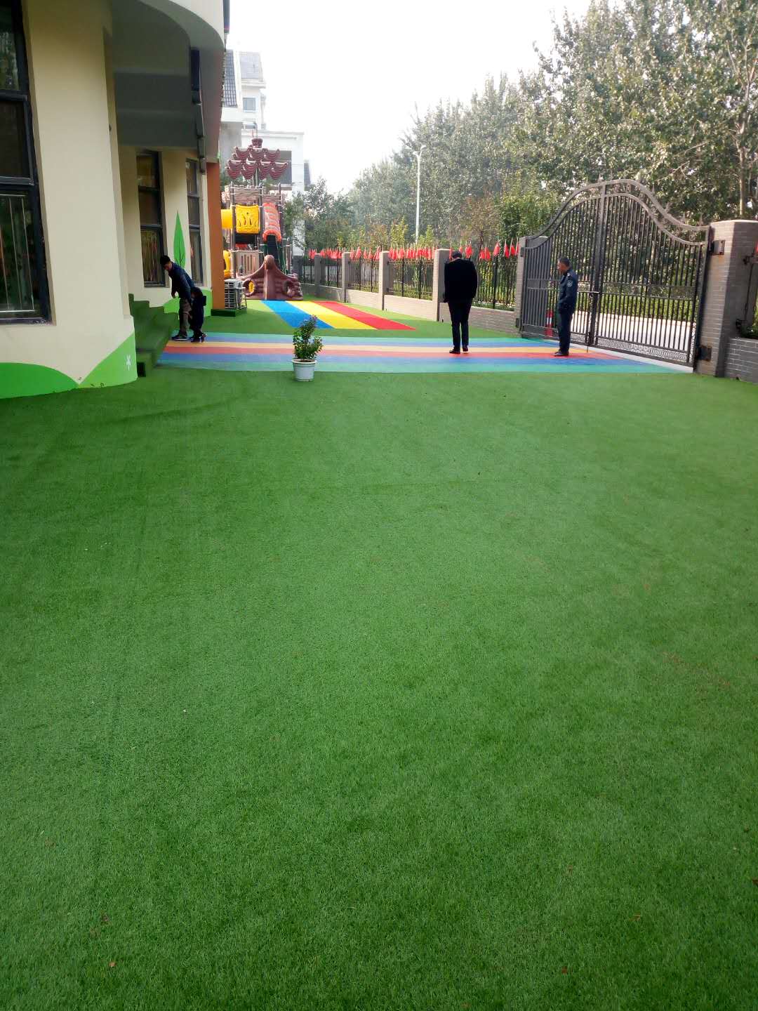 用 彩虹、城堡、医生、足球四元素组合发明：彩虹城堡医疗足球场(图1)