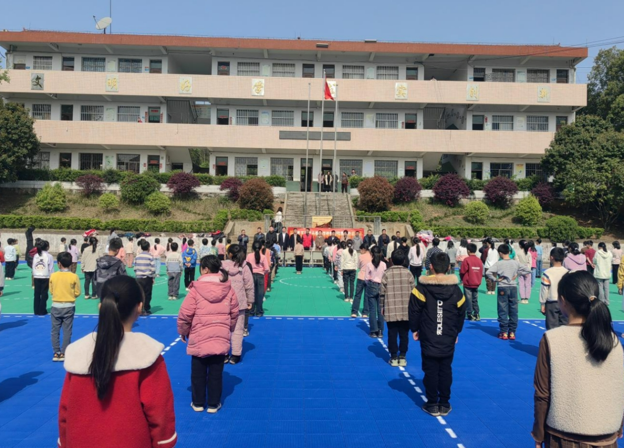湖南新邵：驻村帮扶齐发力 捐建操场赋能乡村教育振兴(图1)