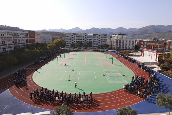 竹山县宝丰中学全新运动场在新学期投用(图1)