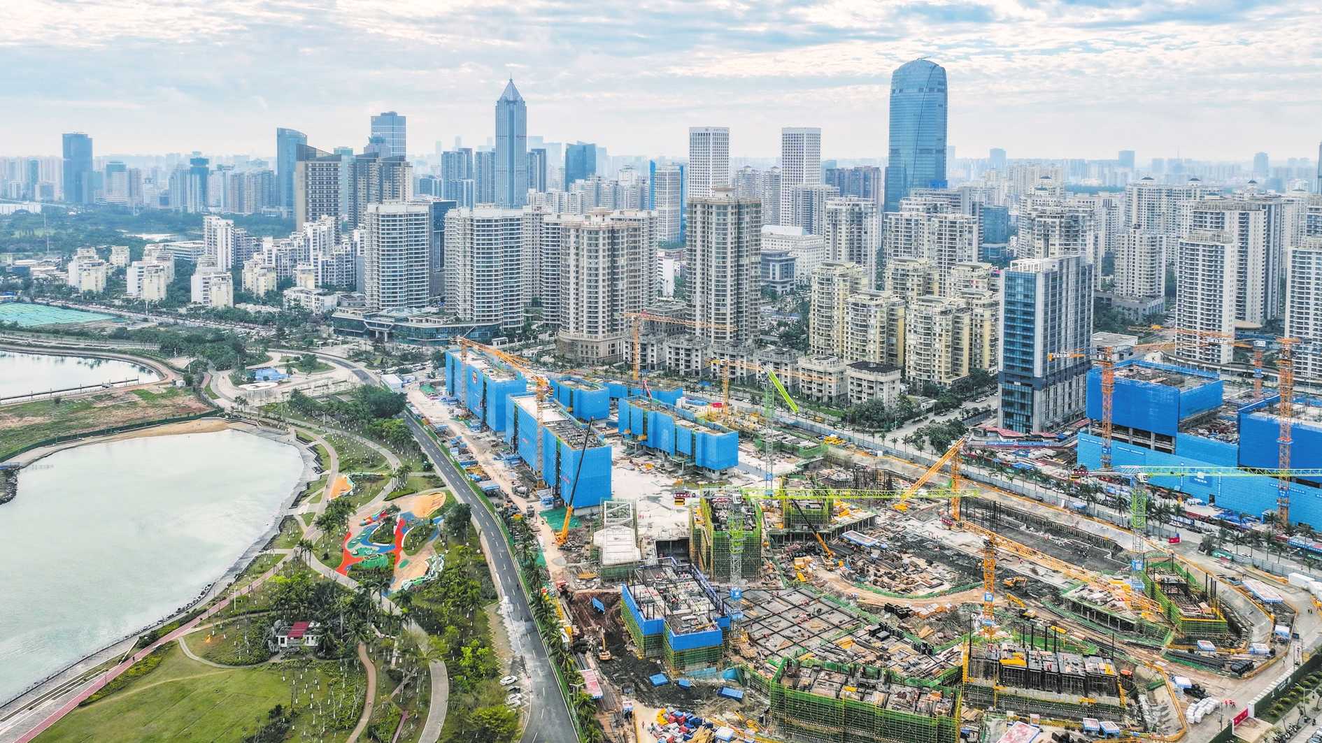 建筑围挡穿“外衣” 城市文明添新景 海口开展提升工地及空闲地围挡专项行动(图1)
