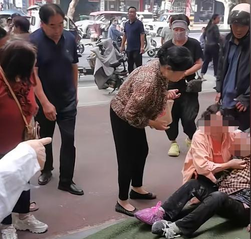 百岁老人三楼坠落！众人合力将其接住网友：这辈子怕是死不掉了(图12)