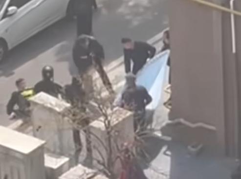 百岁老人三楼坠落！众人合力将其接住网友：这辈子怕是死不掉了(图14)