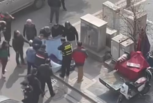 百岁老人三楼坠落！众人合力将其接住网友：这辈子怕是死不掉了(图16)