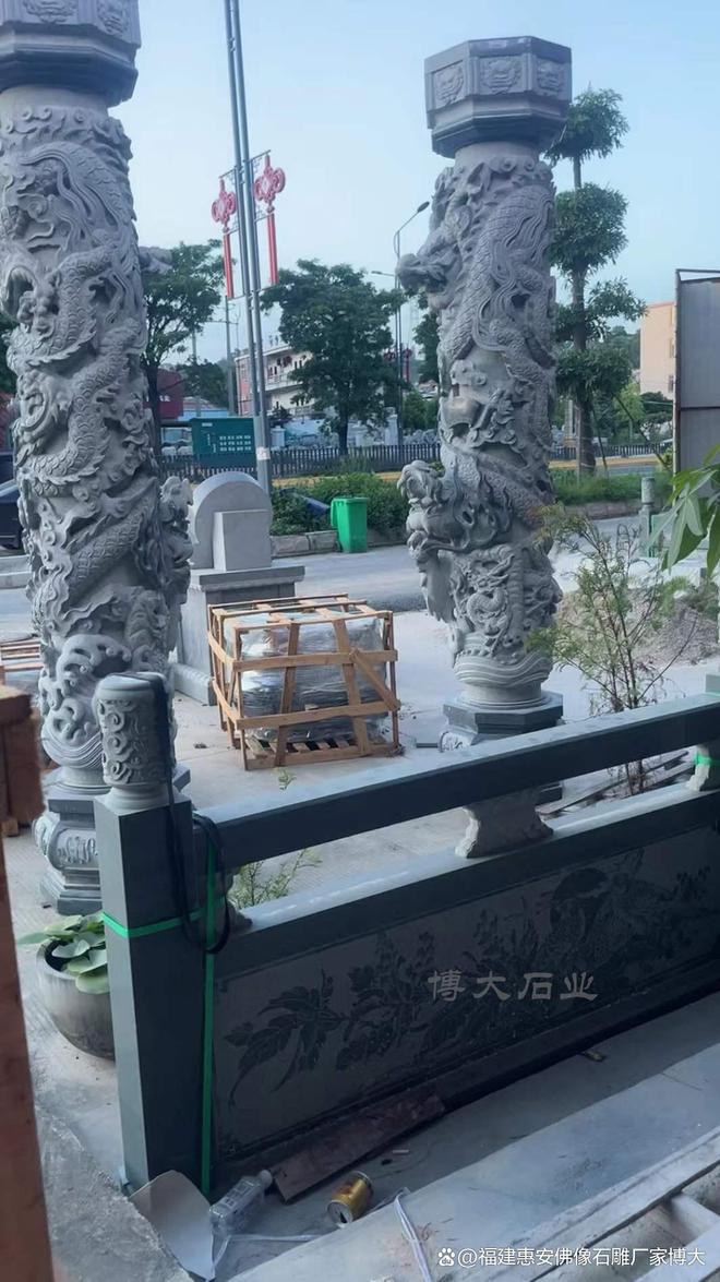 石栏杆在乡村中的装饰效果(图1)
