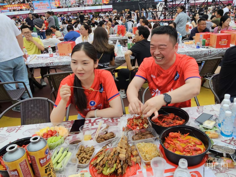 “苏超”赛场外：小龙虾和人造草坪的足球经济(图2)