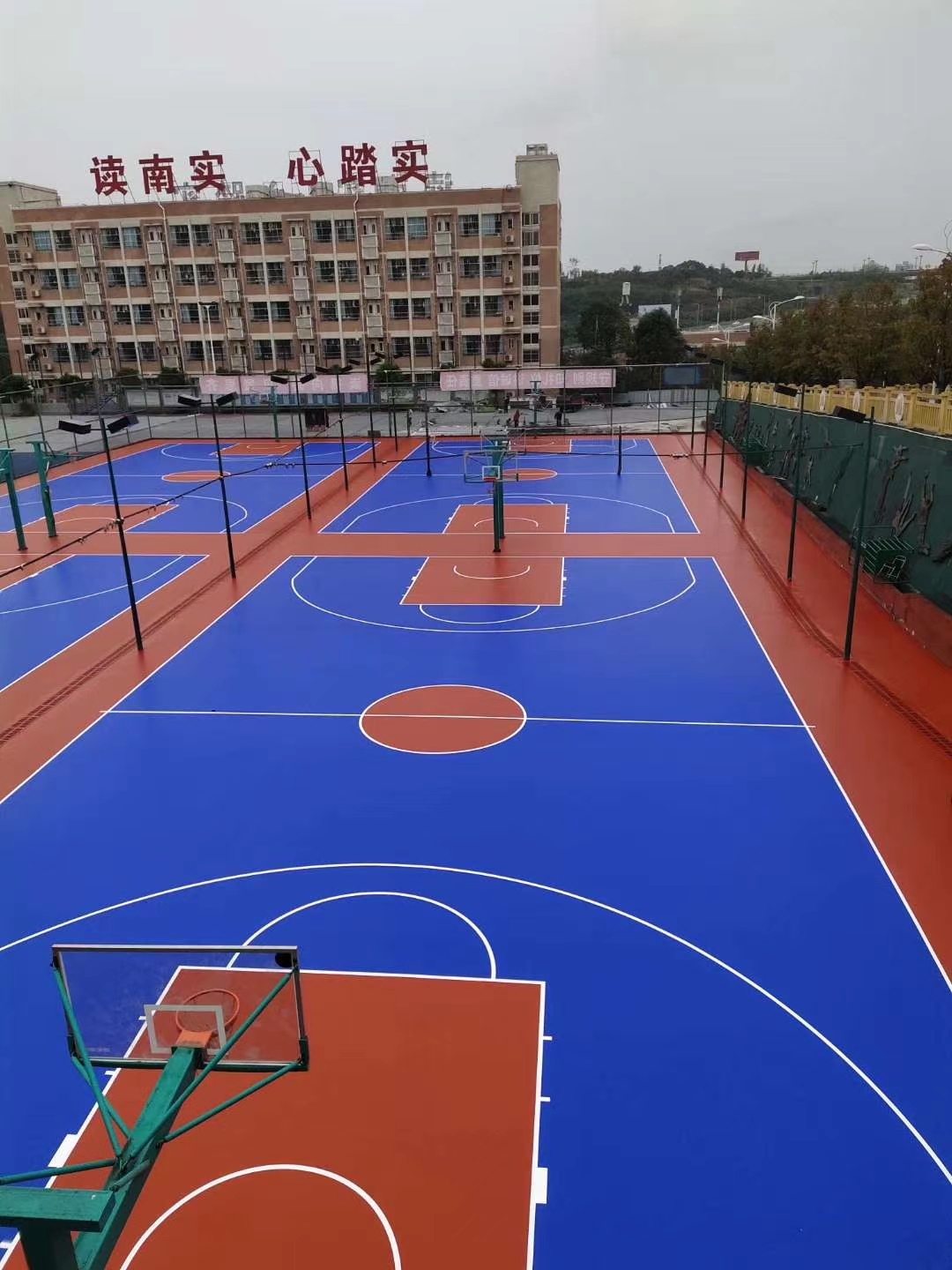 1️⃣3毫米厚的硅PU材料价格约35元每平方米。(图1)