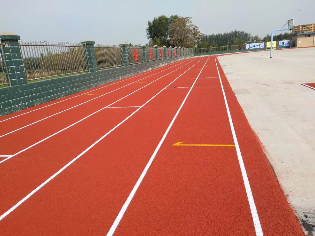 慈利县教育局调研金慈街道二完小及职专运动场建设项目确保高质量推进(图1)