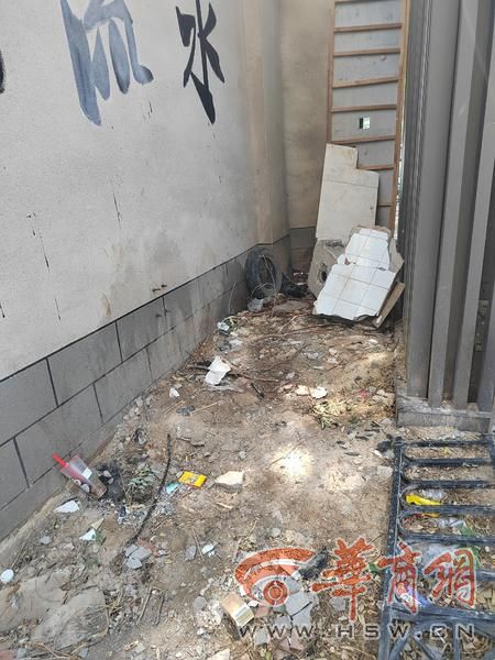 小8跑街丨西安南二环金水路口绿化带垃圾长期未清(图2)