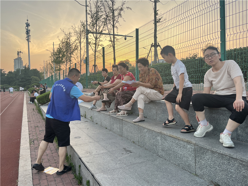 垃圾分类宣传忙 运动场上相见欢(图1)