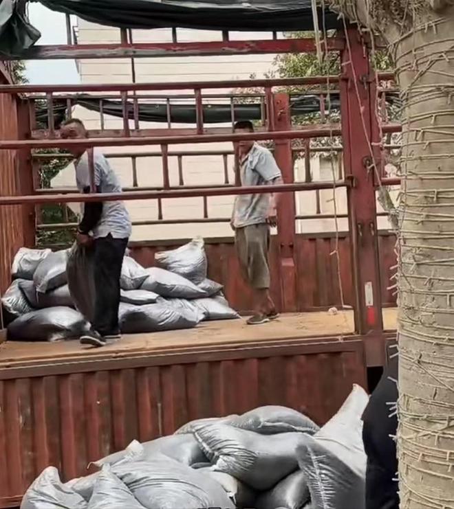 洪灾中受损的榕江村超球场正铺设草坪！捐赠企业称或需五六天(图1)