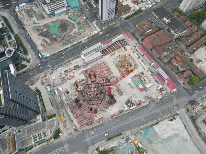 浦西第一高楼施工最新进展：巨柱跃出地面(图2)