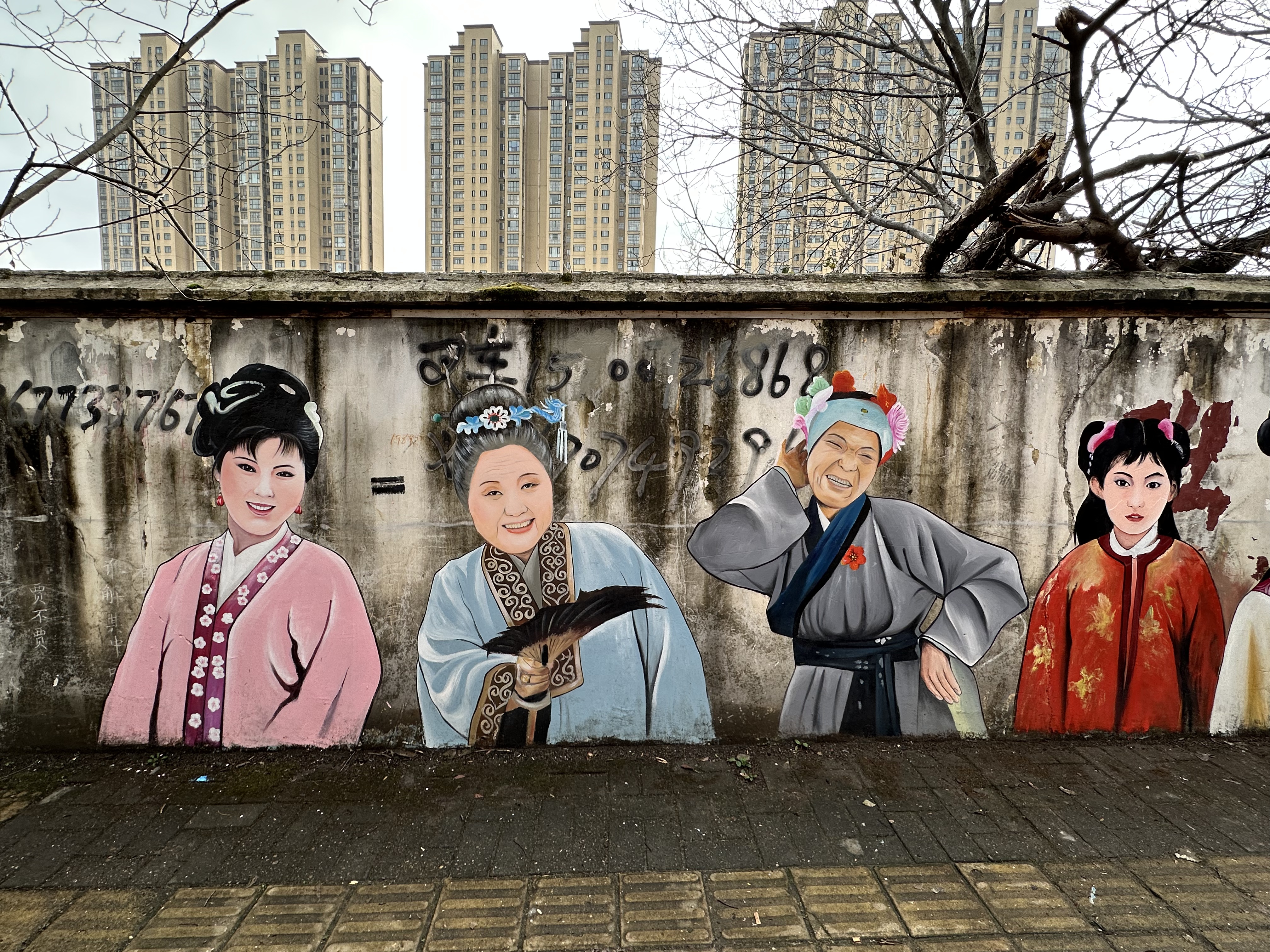 长沙网红涂鸦墙被毁创作者修复后坦言：能一直保存更好若短暂存在至少带来过欢乐(图2)