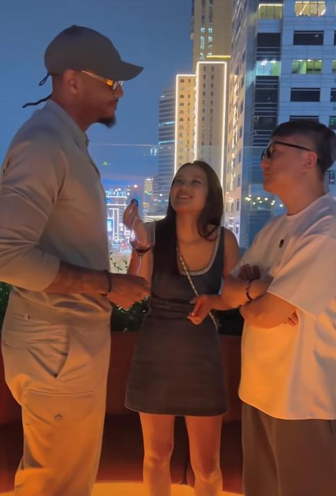 NBA安东尼来华与老友姚明相聚晚宴丰韵美女作陪被拍互动亲密(图13)