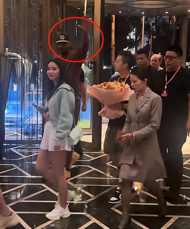 NBA安东尼来华与老友姚明相聚晚宴丰韵美女作陪被拍互动亲密(图14)