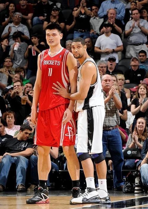 NBA安东尼来华与老友姚明相聚晚宴丰韵美女作陪被拍互动亲密(图2)