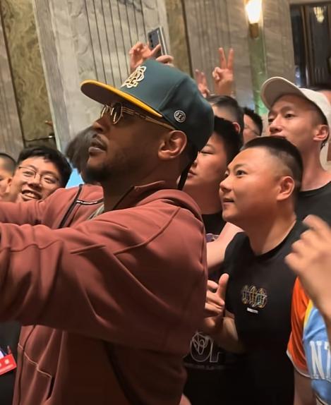 NBA安东尼来华与老友姚明相聚晚宴丰韵美女作陪被拍互动亲密(图9)