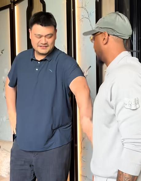 NBA安东尼来华与老友姚明相聚晚宴丰韵美女作陪被拍互动亲密(图6)