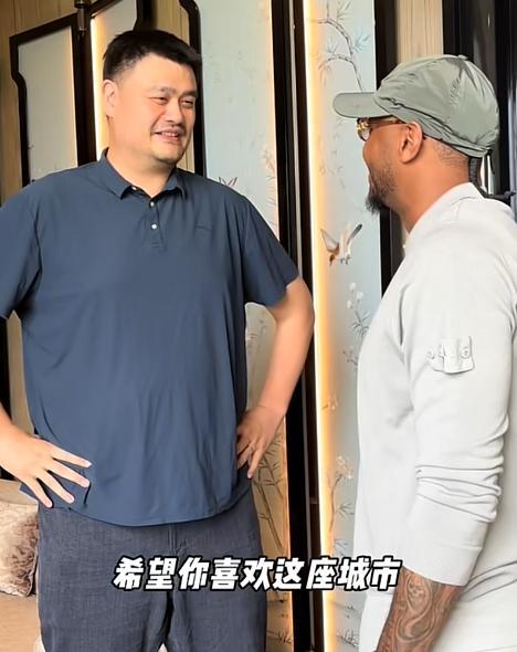 NBA安东尼来华与老友姚明相聚晚宴丰韵美女作陪被拍互动亲密(图7)