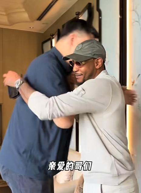 NBA安东尼来华与老友姚明相聚晚宴丰韵美女作陪被拍互动亲密(图4)