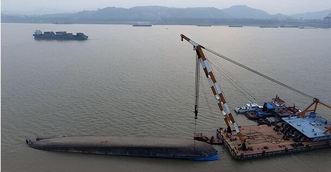 终于扶正朝鲜新驱逐舰抢救成功代价沉重船头已切掉主炮报废(图6)