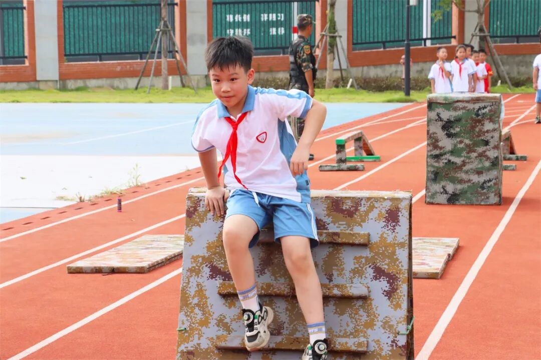 翻越“雪山”、爬“草地”……洛江开学首日超燃来袭红色教育点亮“开学第一天”(图5)