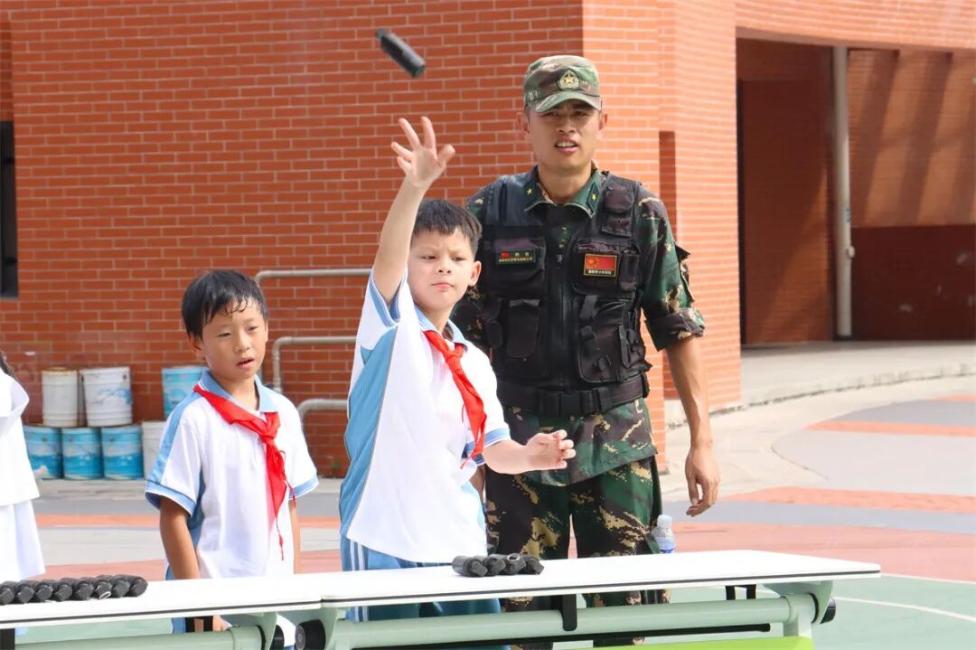 翻越“雪山”、爬“草地”……洛江开学首日超燃来袭红色教育点亮“开学第一天”(图4)