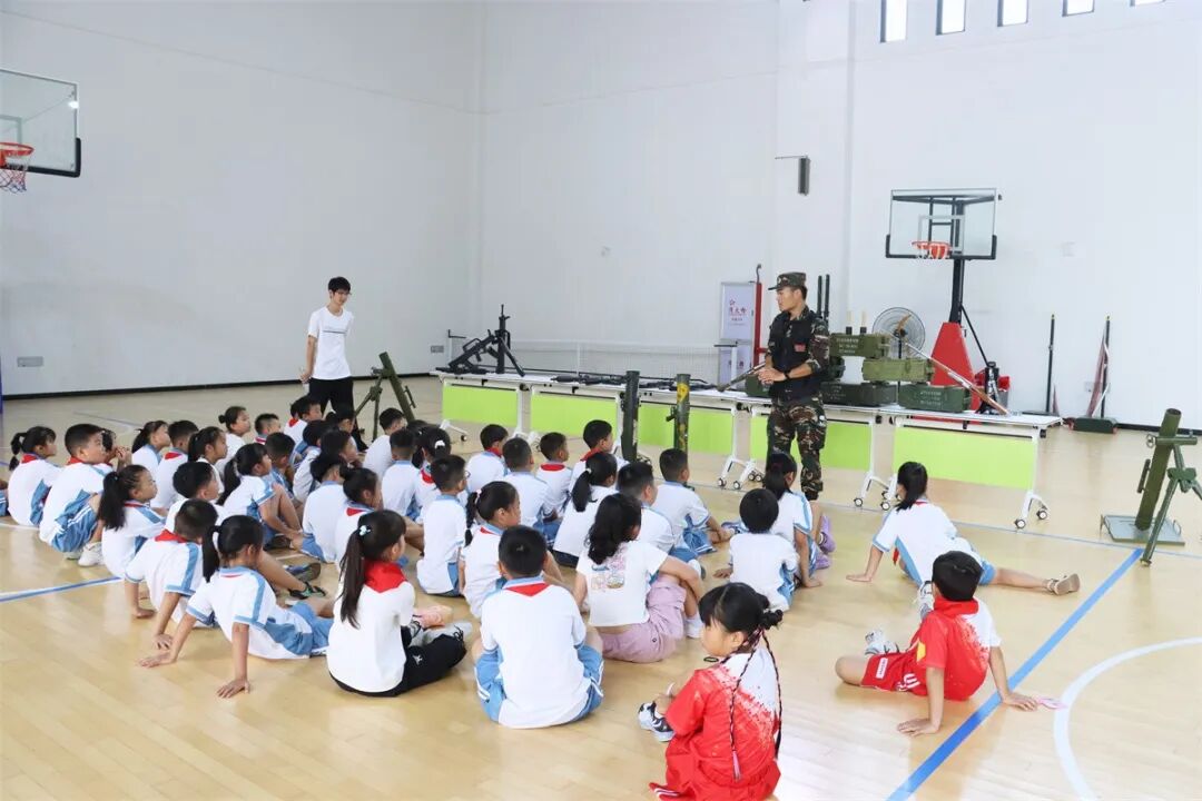 翻越“雪山”、爬“草地”……洛江开学首日超燃来袭红色教育点亮“开学第一天”(图6)