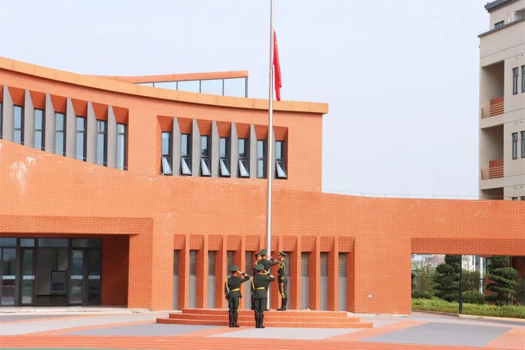 翻越“雪山”、爬“草地”……洛江开学首日超燃来袭红色教育点亮“开学第一天”(图1)