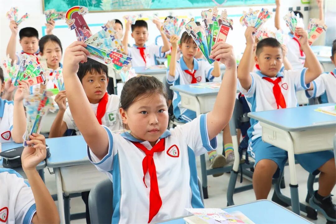 翻越“雪山”、爬“草地”……洛江开学首日超燃来袭红色教育点亮“开学第一天”(图7)