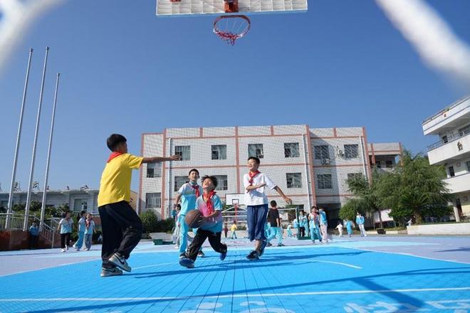 多功能悬浮拼装球场启用！贵州体彩助力金沙茶园镇中心学校打造“快乐操场”(图2)