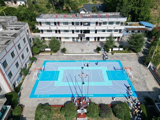 多功能悬浮拼装球场启用！贵州体彩助力金沙茶园镇中心学校打造“快乐操场”(图1)