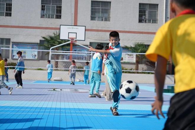 多功能悬浮拼装球场启用！贵州体彩助力金沙茶园镇中心学校打造“快乐操场”(图3)