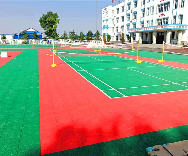 东台悬浮式拼装地板：打造易装修、易维护的地面材料(图1)