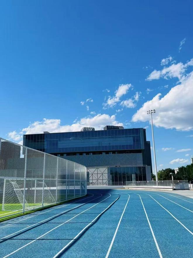 一条合格的塑胶跑道“诞生”需要经历多少道工序(图2)