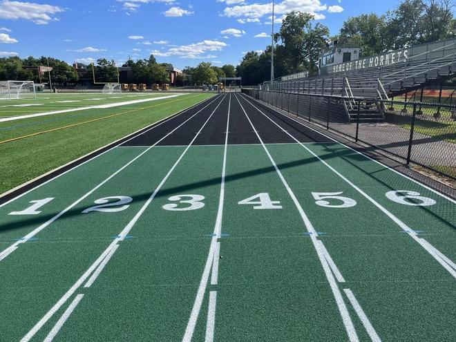 一条合格的塑胶跑道“诞生”需要经历多少道工序(图1)