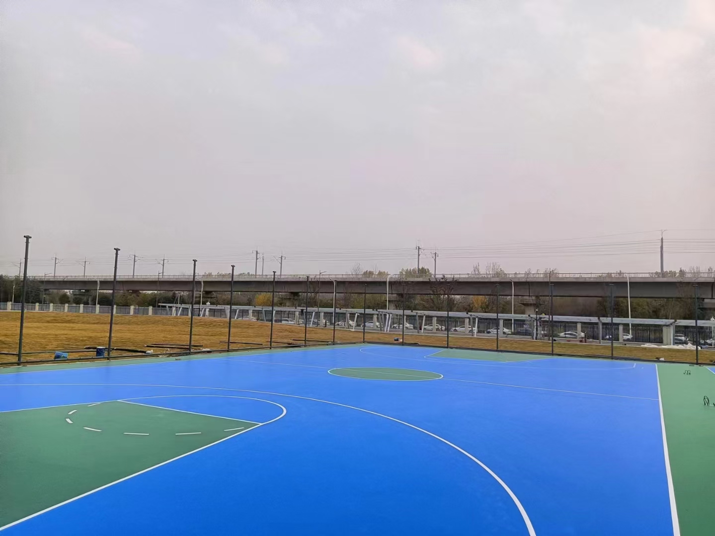 揭秘硅PU球场：为何专业比赛场地厚度5mm起步？(图1)