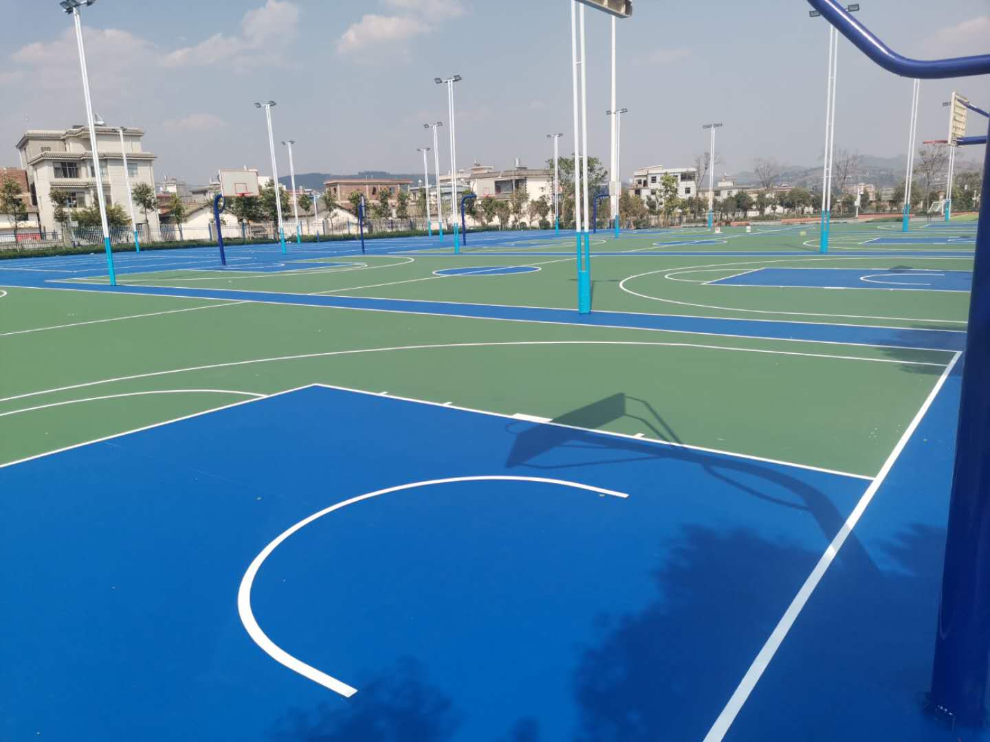 融水这个村的篮球场翻新了→(图1)